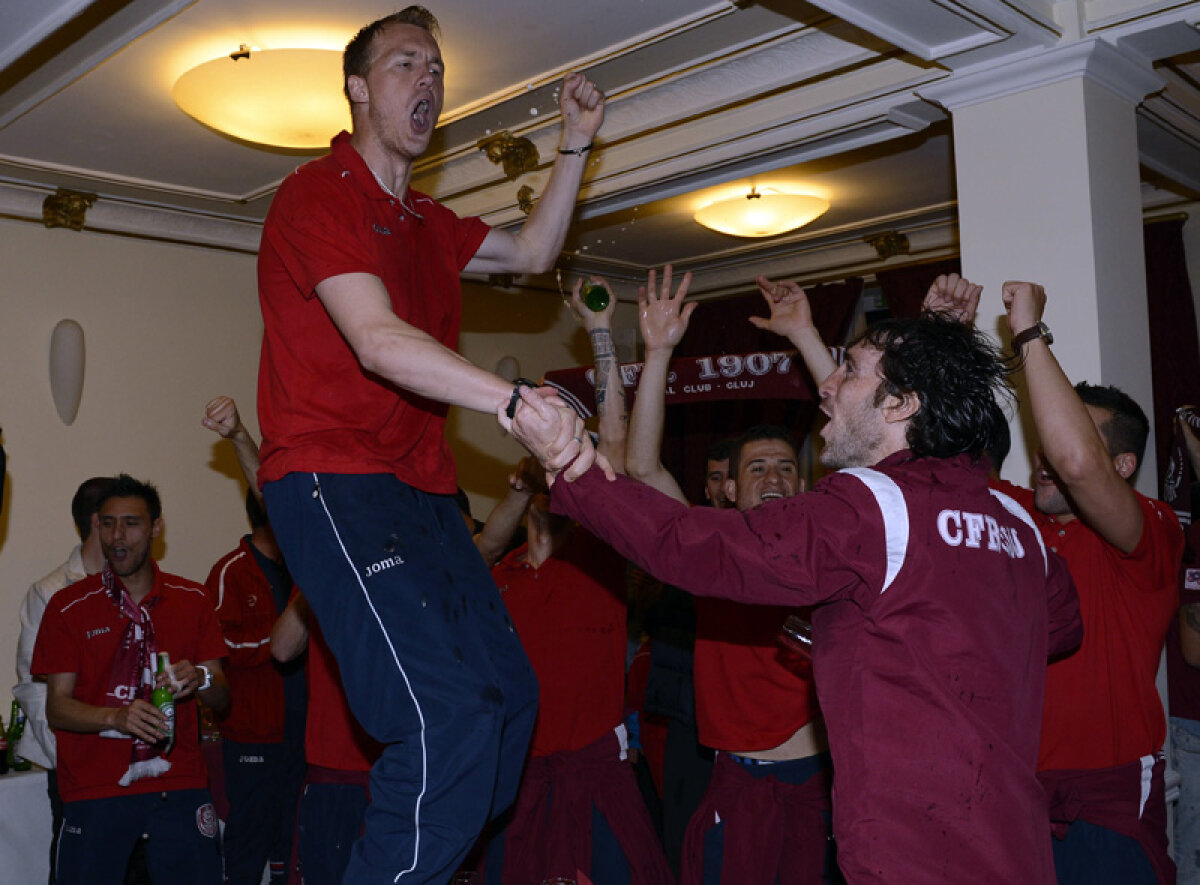 FOTO Carnaval la Cluj » Fotbaliştii lui Andone au sărbătorit pînă ieri dimineaţă cîştigarea titlului