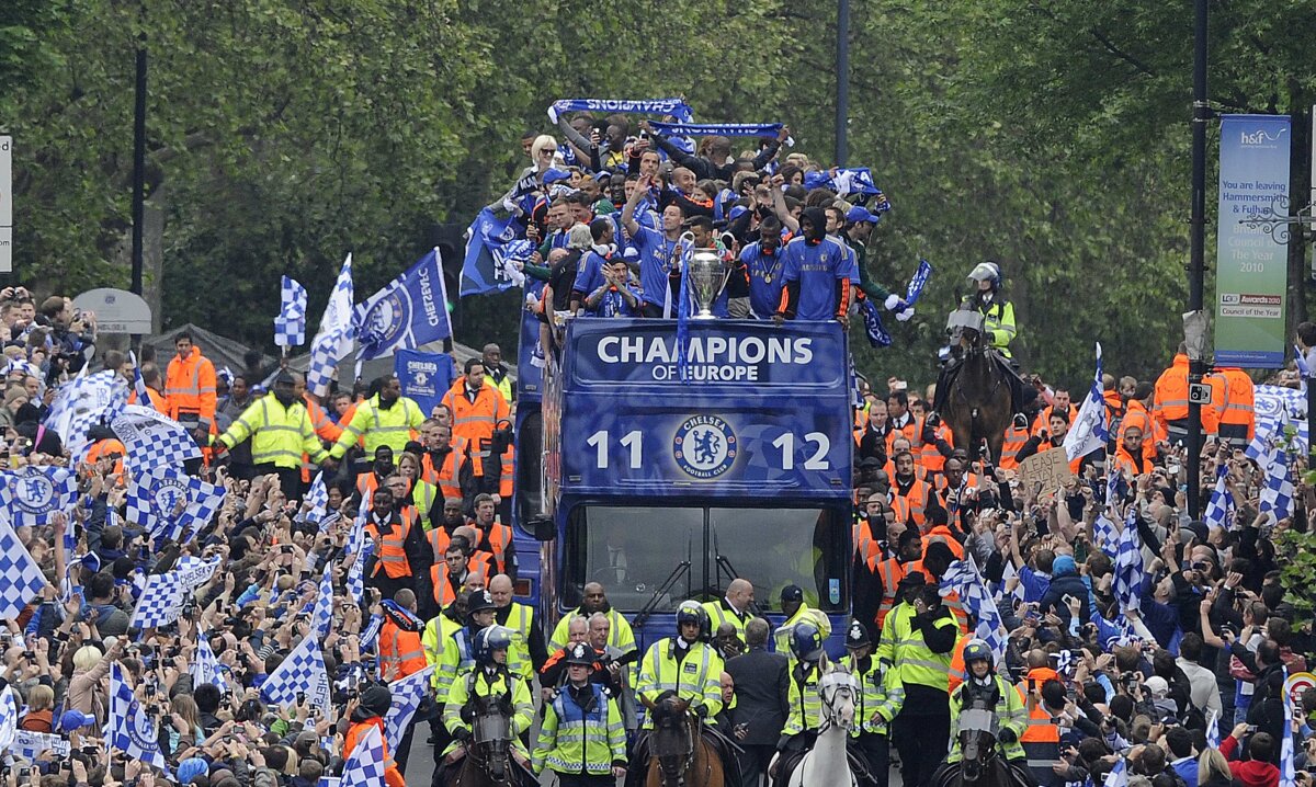 VIDEO& FOTO Maree albastră la Londra: Chelsea aclamată de zeci de mii de fani