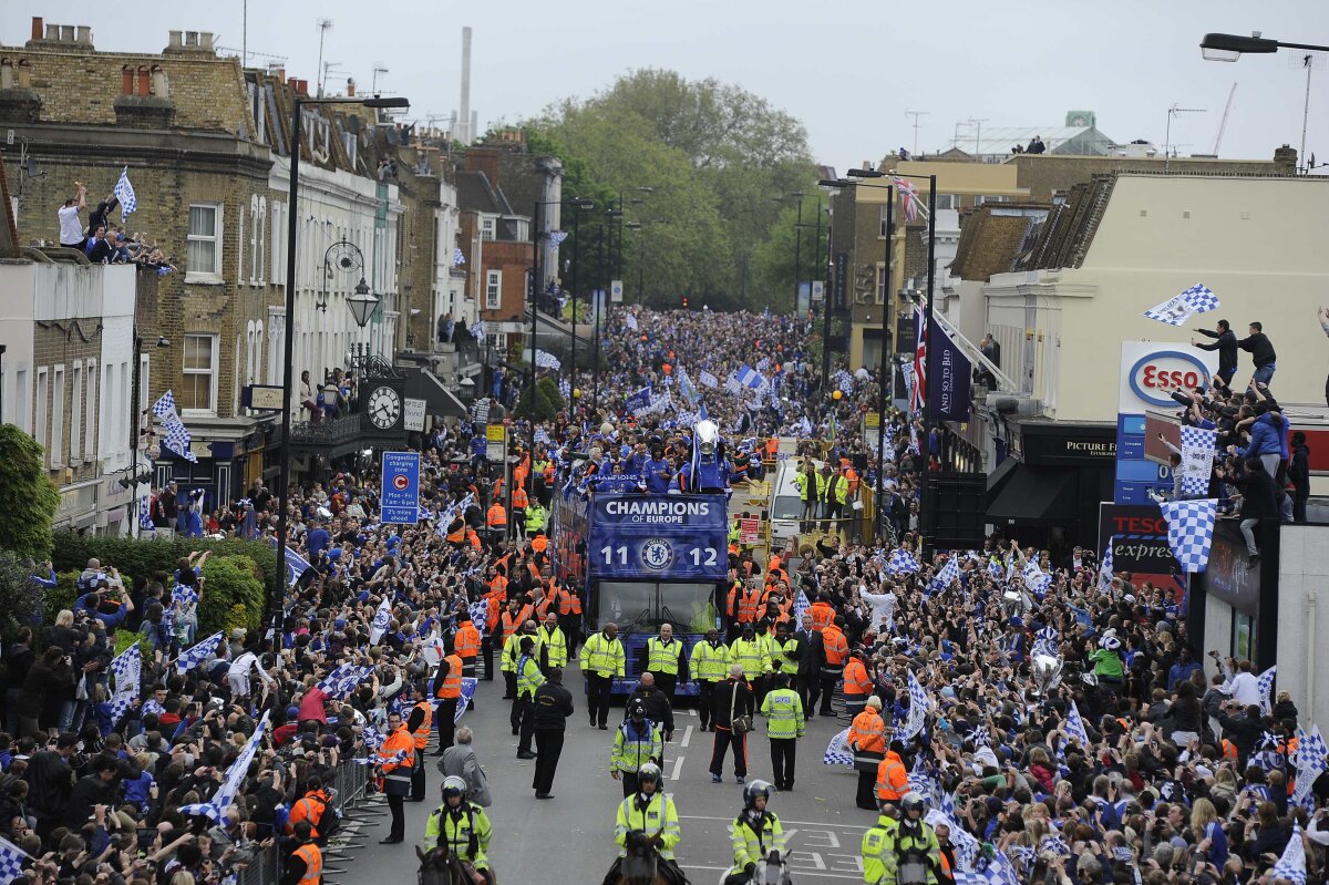 VIDEO& FOTO Maree albastră la Londra: Chelsea aclamată de zeci de mii de fani