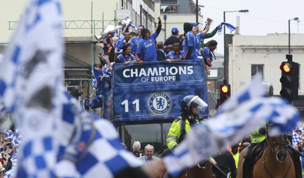 VIDEO& FOTO Maree albastră la Londra: Chelsea aclamată de zeci de mii de fani