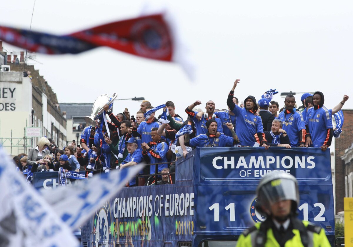 VIDEO& FOTO Maree albastră la Londra: Chelsea aclamată de zeci de mii de fani