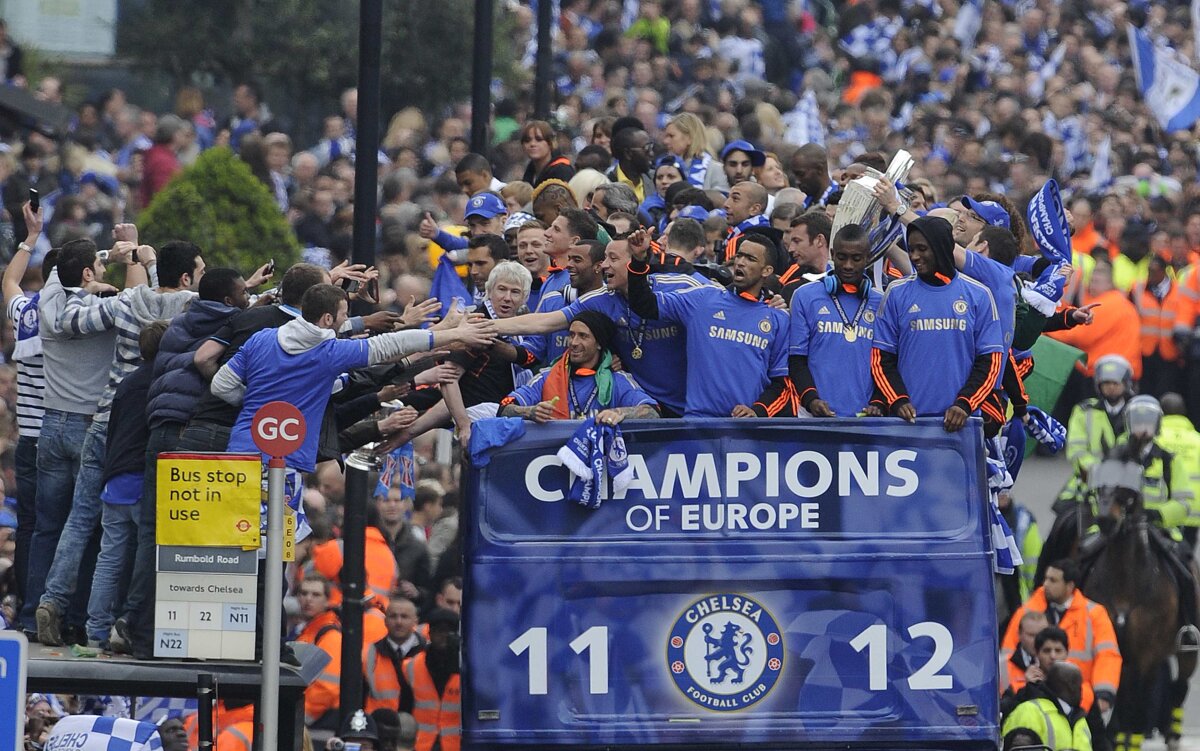 VIDEO& FOTO Maree albastră la Londra: Chelsea aclamată de zeci de mii de fani
