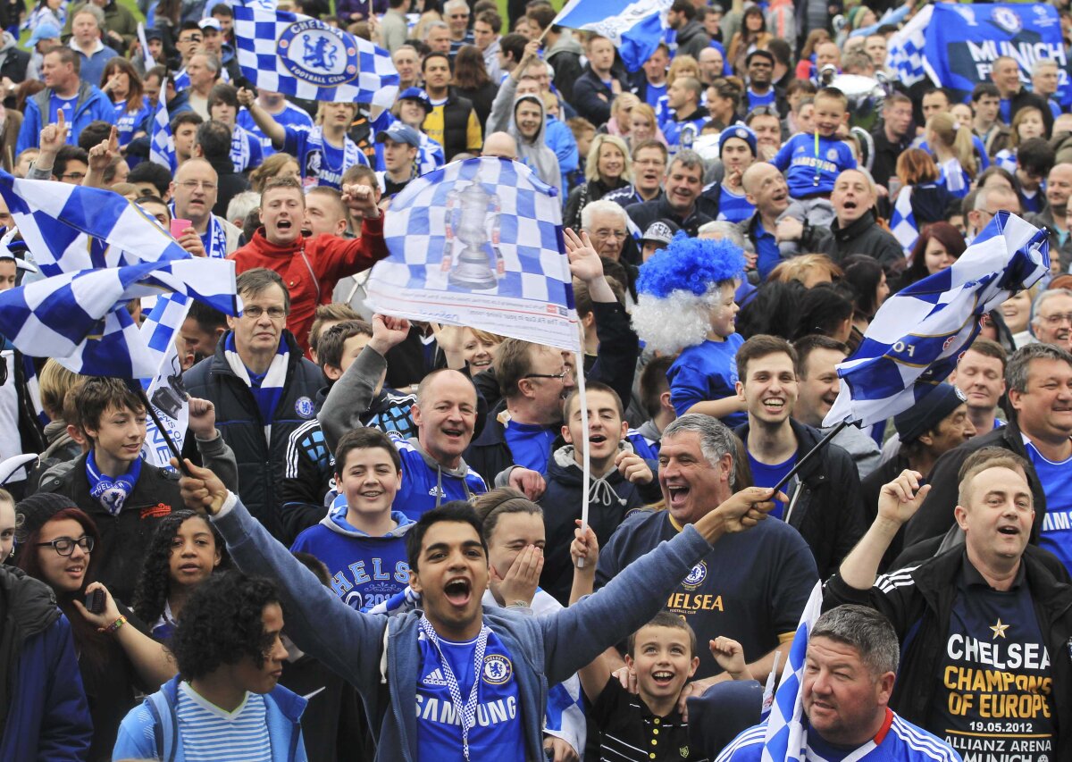 VIDEO& FOTO Maree albastră la Londra: Chelsea aclamată de zeci de mii de fani