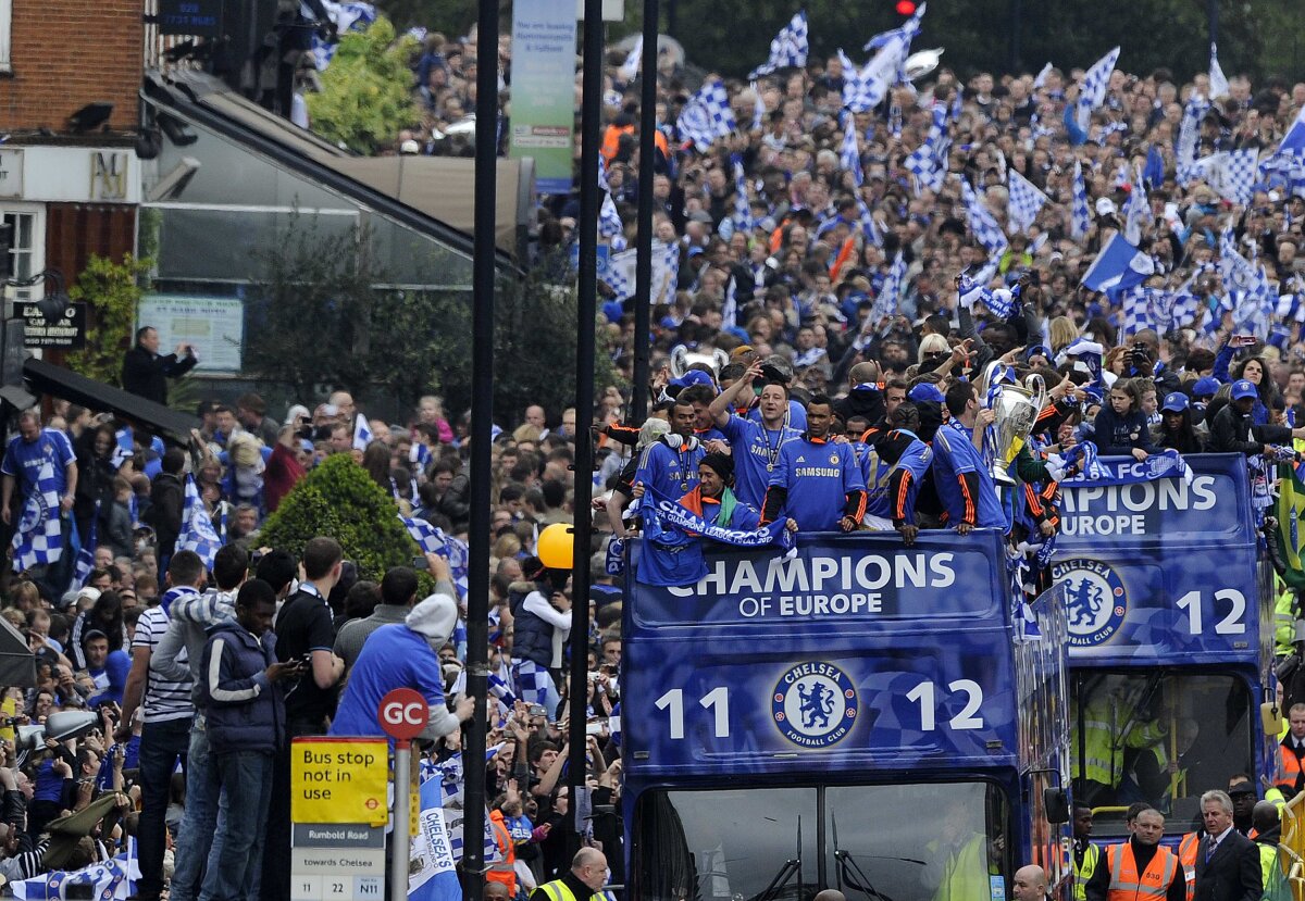 VIDEO& FOTO Maree albastră la Londra: Chelsea aclamată de zeci de mii de fani