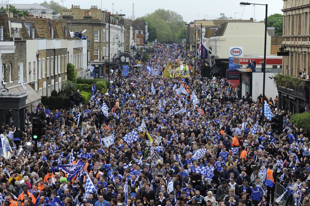 VIDEO& FOTO Maree albastră la Londra: Chelsea aclamată de zeci de mii de fani