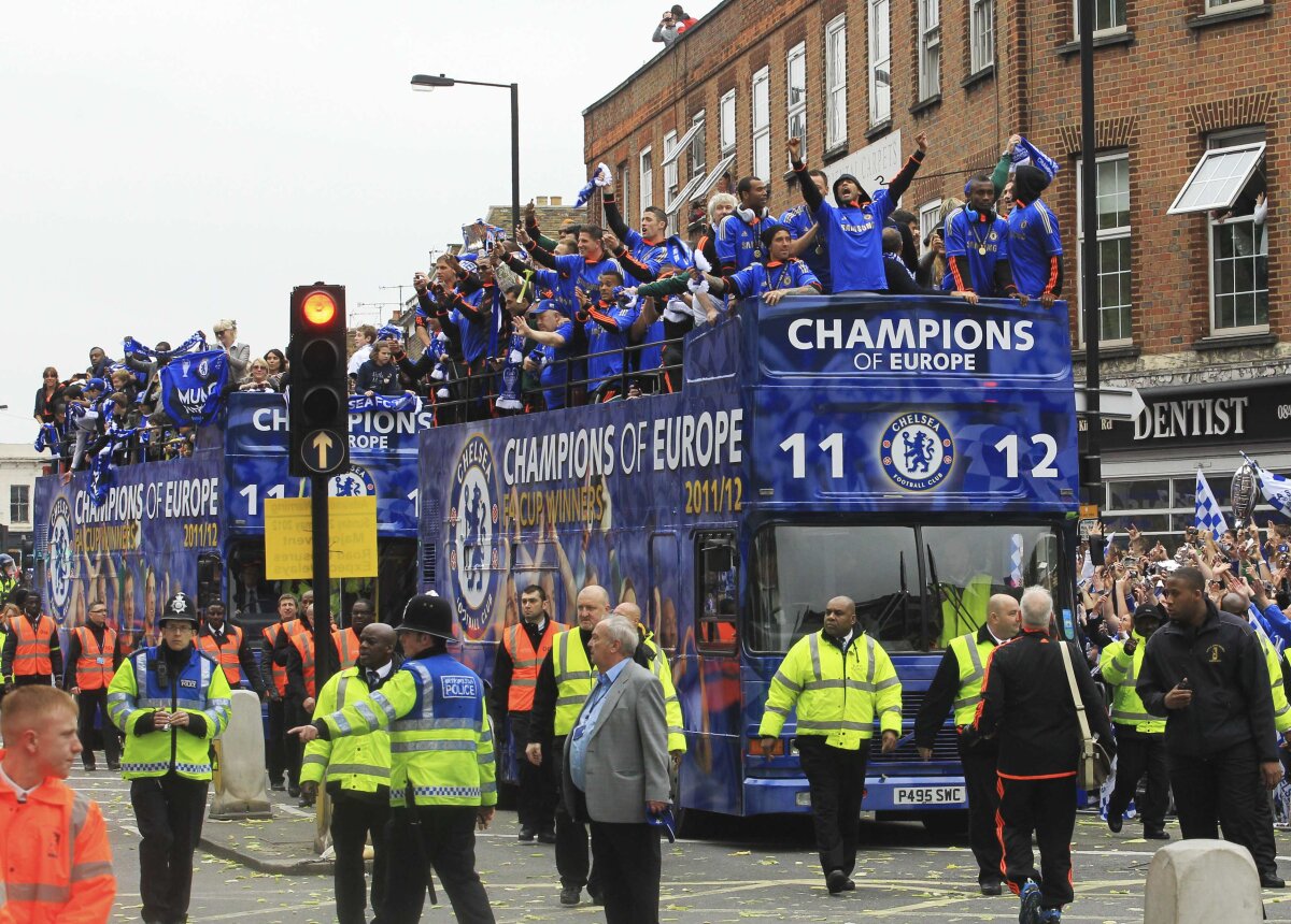 VIDEO& FOTO Maree albastră la Londra: Chelsea aclamată de zeci de mii de fani