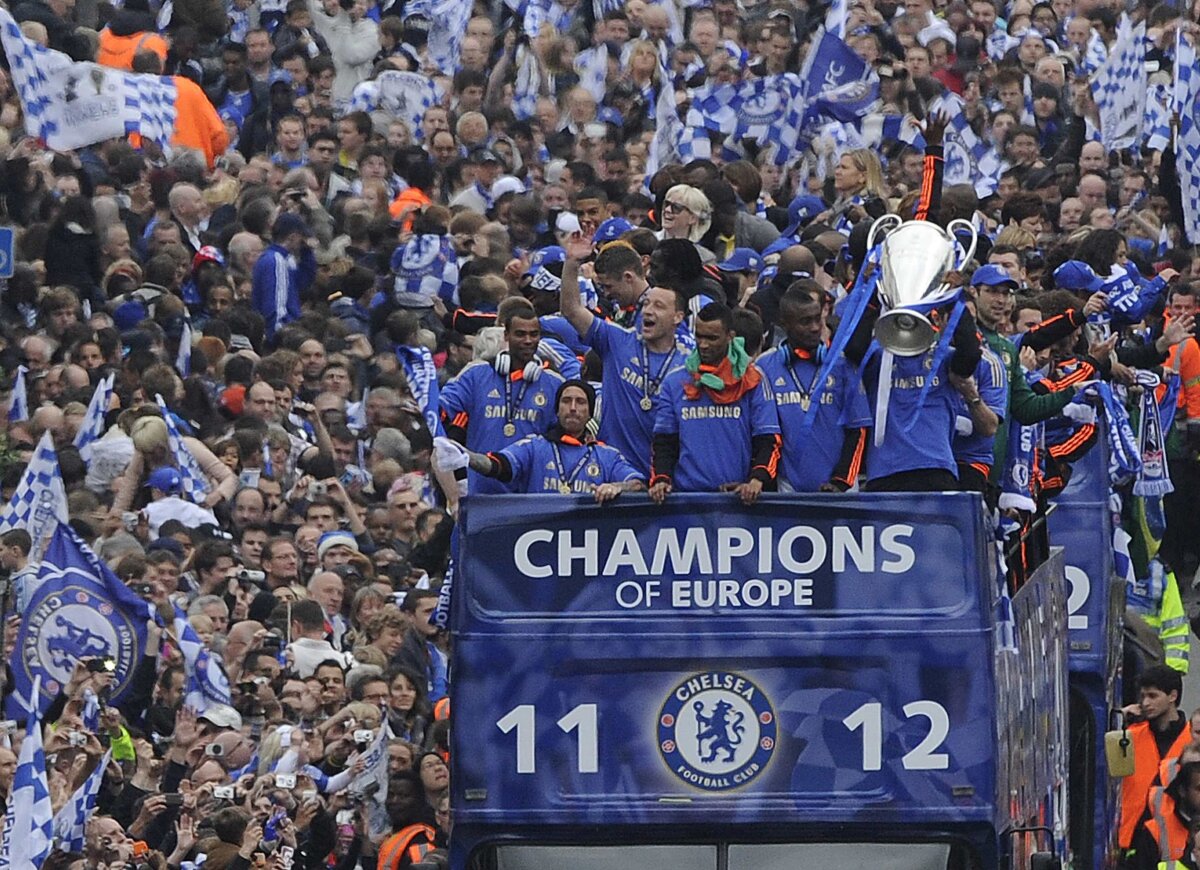 VIDEO& FOTO Maree albastră la Londra: Chelsea aclamată de zeci de mii de fani