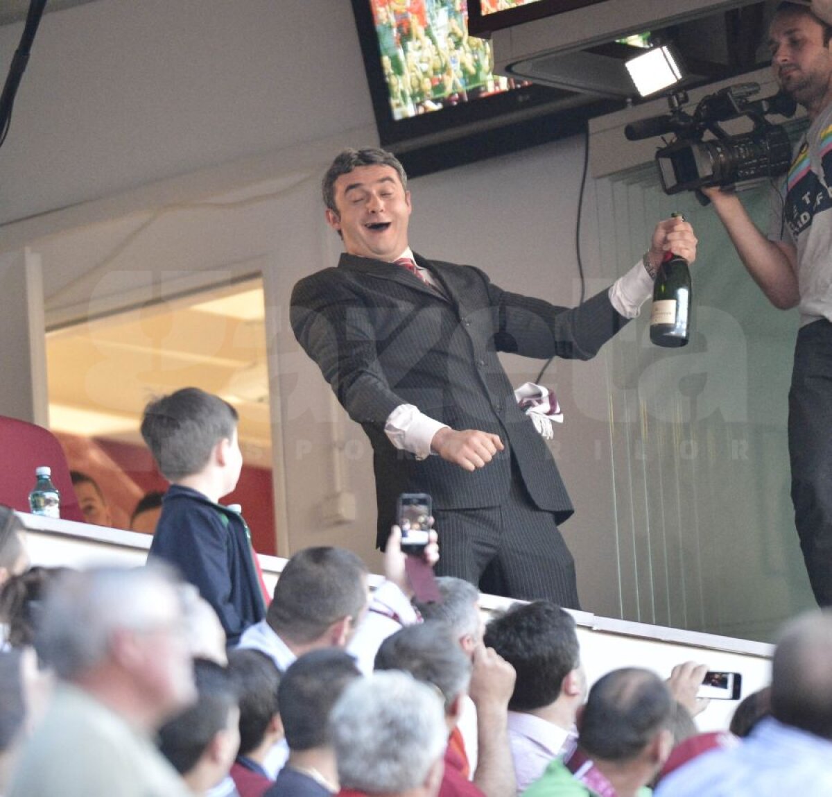 FOTO S-au răzbunat pe Gigi » Becali a fost luat la mişto de un actor de la televiziunea lui Paszkany