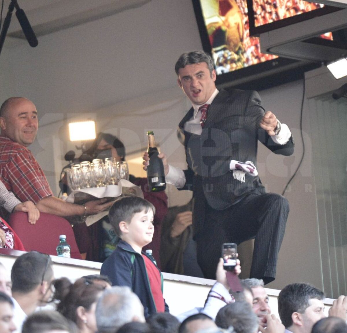 FOTO S-au răzbunat pe Gigi » Becali a fost luat la mişto de un actor de la televiziunea lui Paszkany