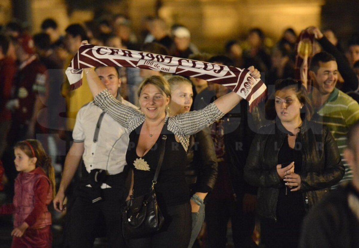 GALERIE FOTO » Campionii de la Cluj au făcut spectacol pe străzile oraşului după cucerirea celui de-al treilea titlu