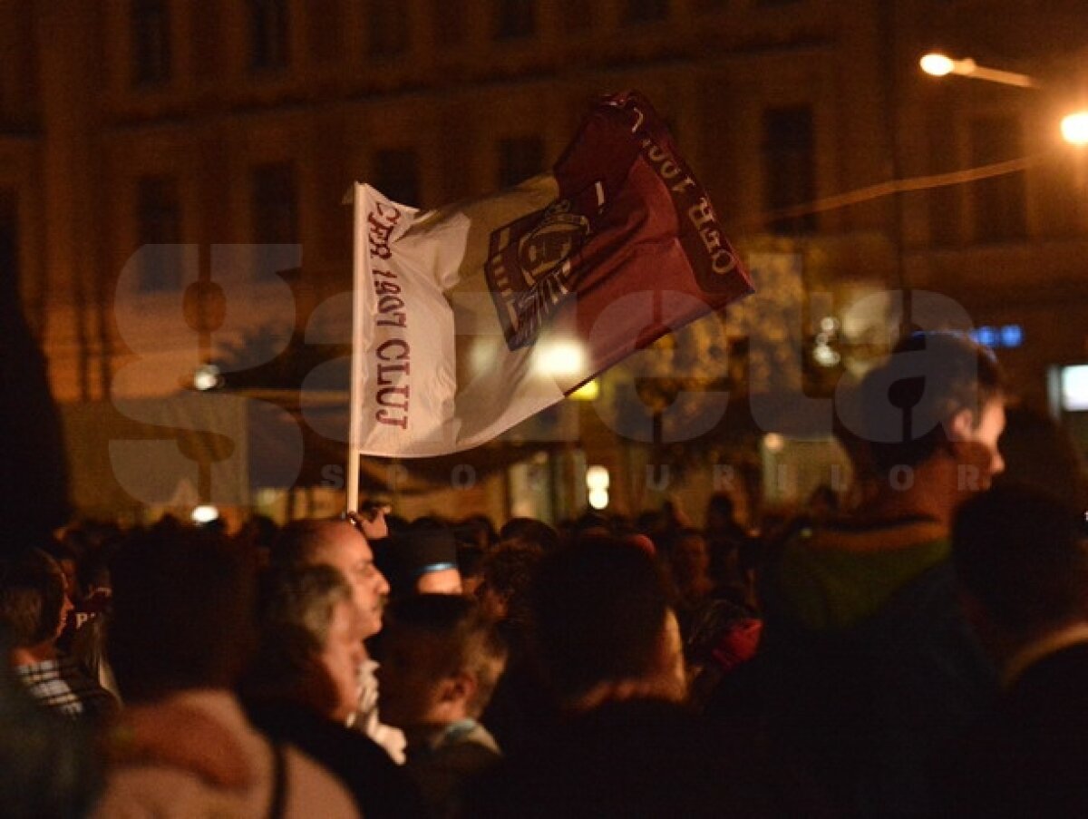 GALERIE FOTO » Campionii de la Cluj au făcut spectacol pe străzile oraşului după cucerirea celui de-al treilea titlu