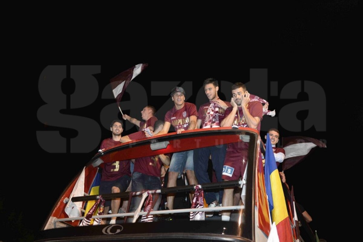 GALERIE FOTO » Campionii de la Cluj au făcut spectacol pe străzile oraşului după cucerirea celui de-al treilea titlu