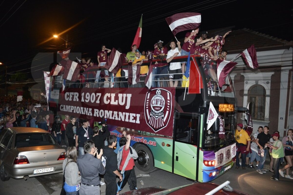 GALERIE FOTO » Campionii de la Cluj au făcut spectacol pe străzile oraşului după cucerirea celui de-al treilea titlu