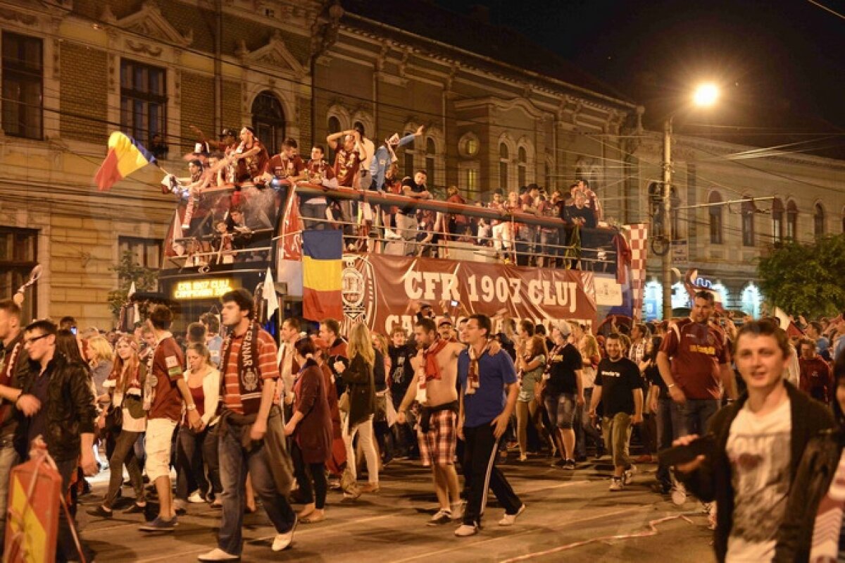 GALERIE FOTO » Campionii de la Cluj au făcut spectacol pe străzile oraşului după cucerirea celui de-al treilea titlu