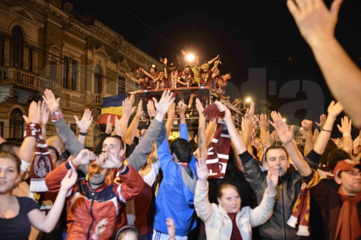 GALERIE FOTO » Campionii de la Cluj au făcut spectacol pe străzile oraşului după cucerirea celui de-al treilea titlu