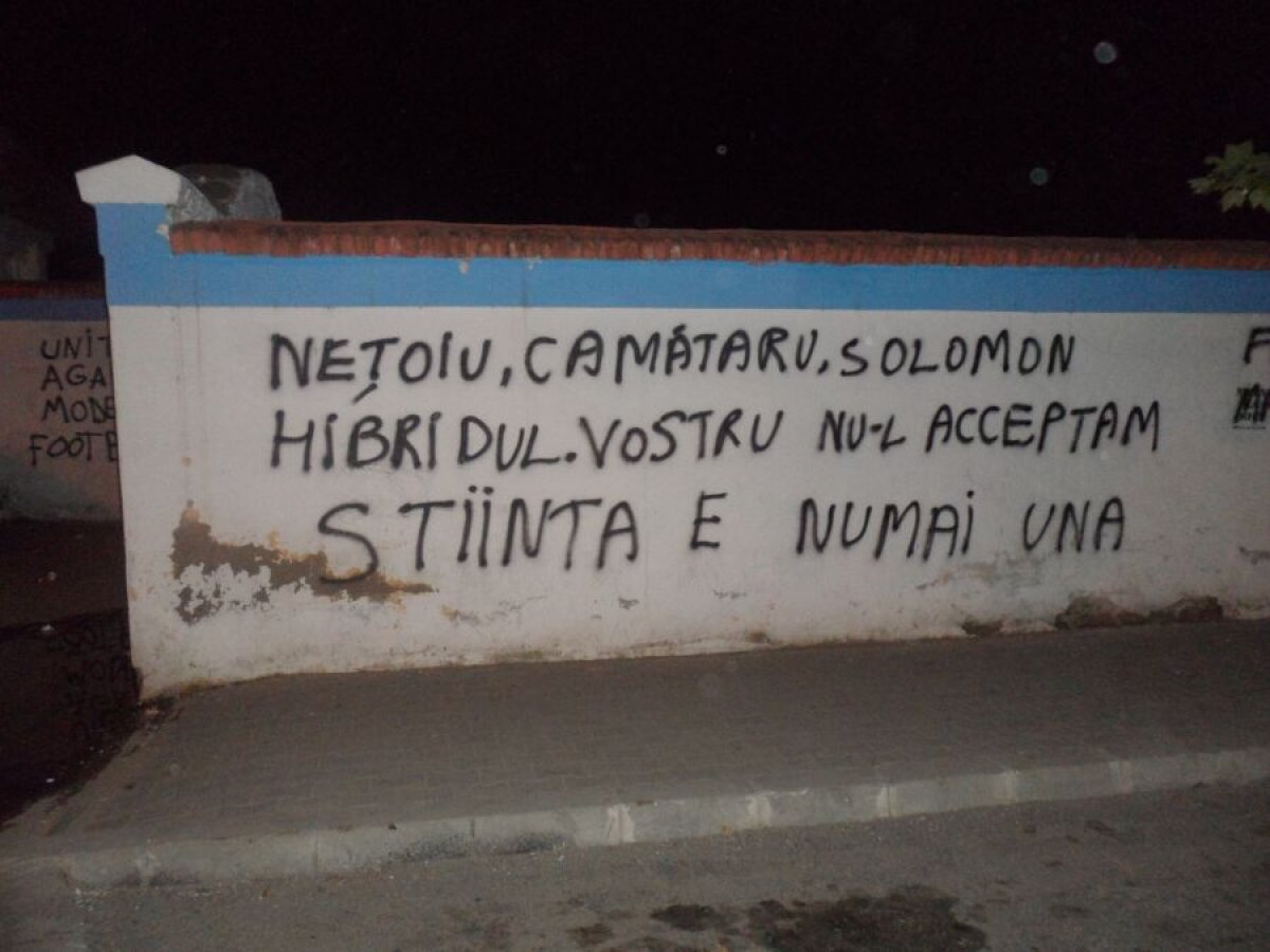 FOTO Fanii olteni au început o campanie împotriva lui Neţoiu şi a înfiinţării unei noi echipe la Craiova