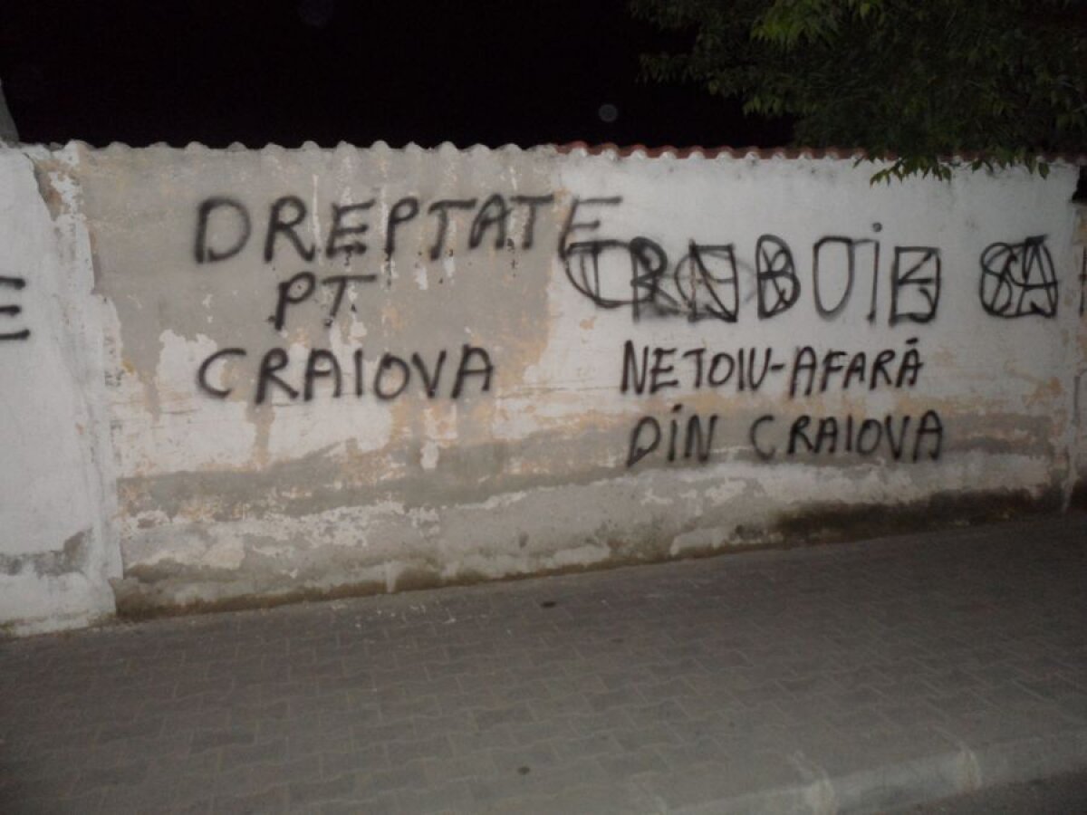 FOTO Fanii olteni au început o campanie împotriva lui Neţoiu şi a înfiinţării unei noi echipe la Craiova
