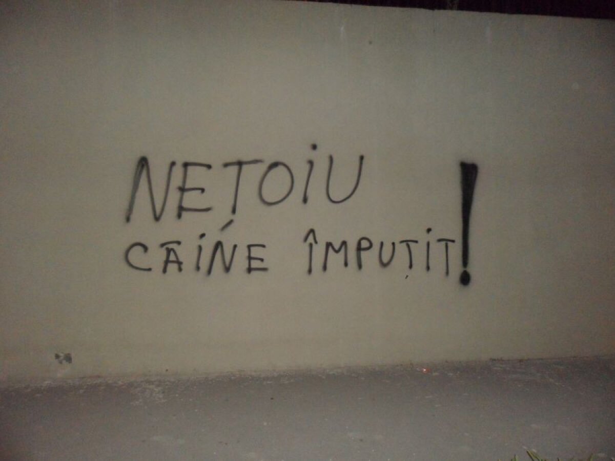 FOTO Fanii olteni au început o campanie împotriva lui Neţoiu şi a înfiinţării unei noi echipe la Craiova