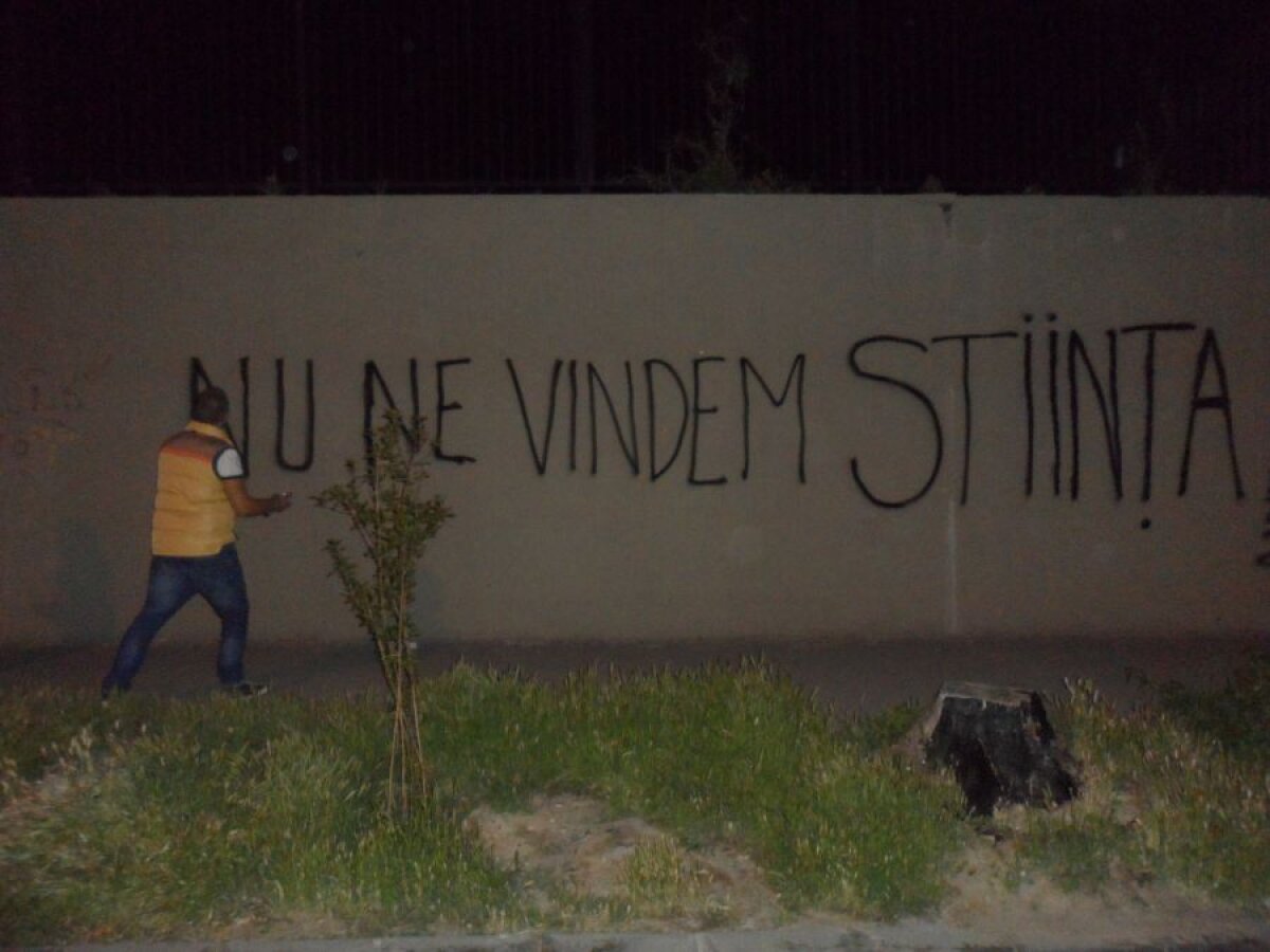 FOTO Fanii olteni au început o campanie împotriva lui Neţoiu şi a înfiinţării unei noi echipe la Craiova