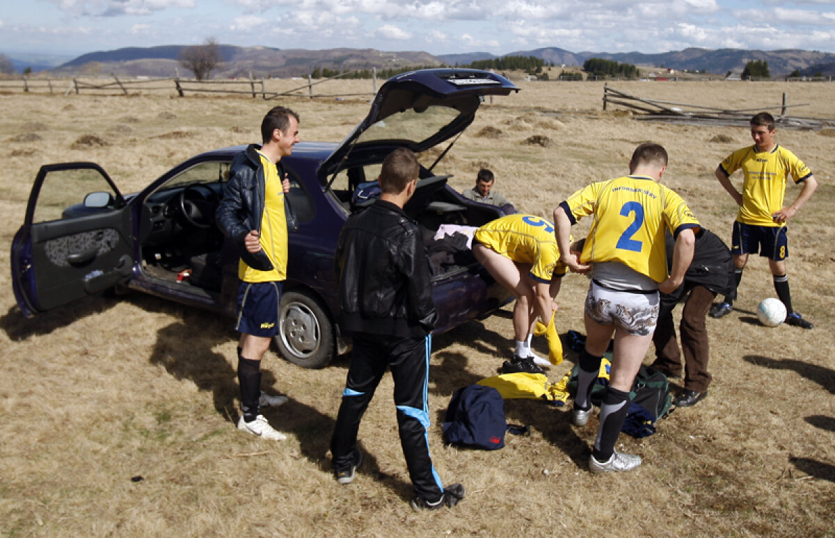 Pe acoperişul fotbalului » O echipă din Apuseni evoluează pe cel mai înalt teren din ţară, la 1.300 de metri altitudine