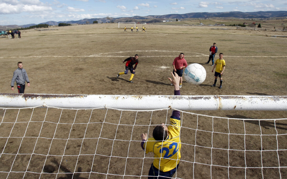 Pe acoperişul fotbalului » O echipă din Apuseni evoluează pe cel mai înalt teren din ţară, la 1.300 de metri altitudine