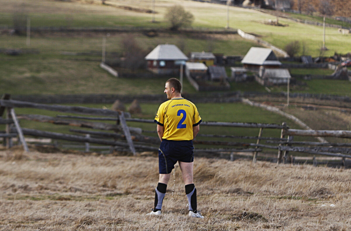 Pe acoperişul fotbalului » O echipă din Apuseni evoluează pe cel mai înalt teren din ţară, la 1.300 de metri altitudine