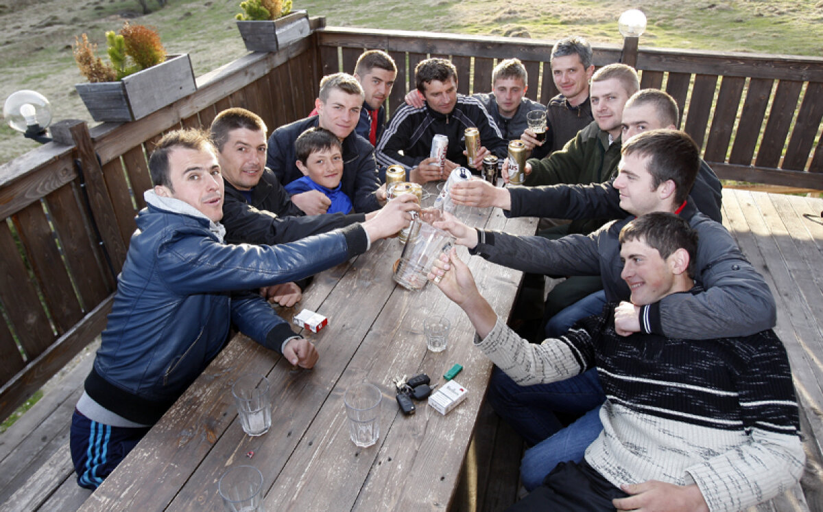 Pe acoperişul fotbalului » O echipă din Apuseni evoluează pe cel mai înalt teren din ţară, la 1.300 de metri altitudine