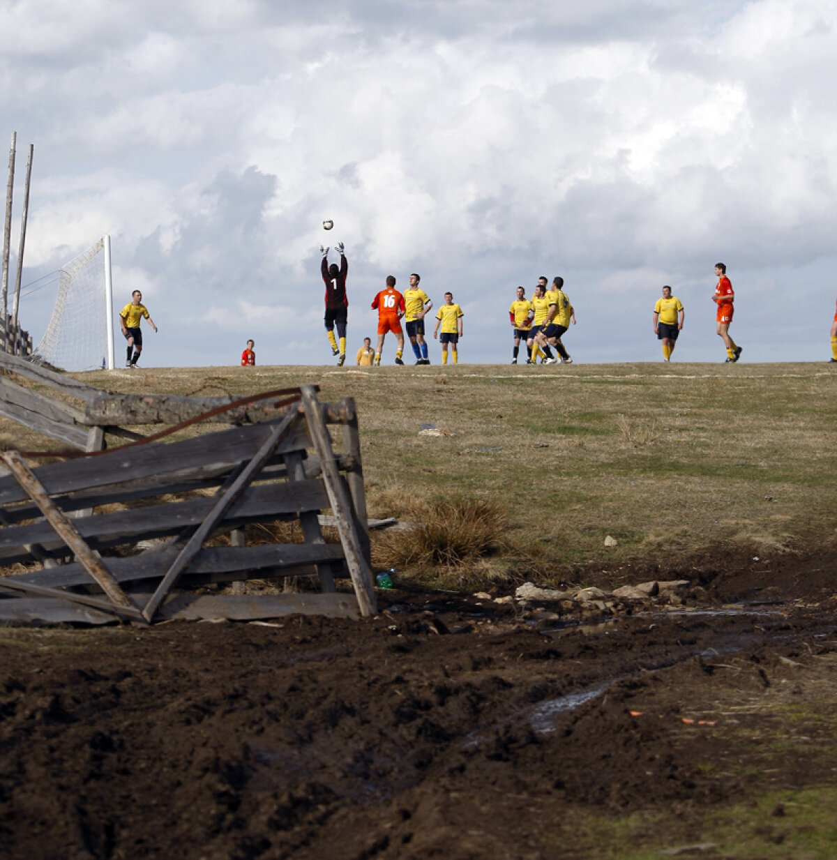 Pe acoperişul fotbalului » O echipă din Apuseni evoluează pe cel mai înalt teren din ţară, la 1.300 de metri altitudine