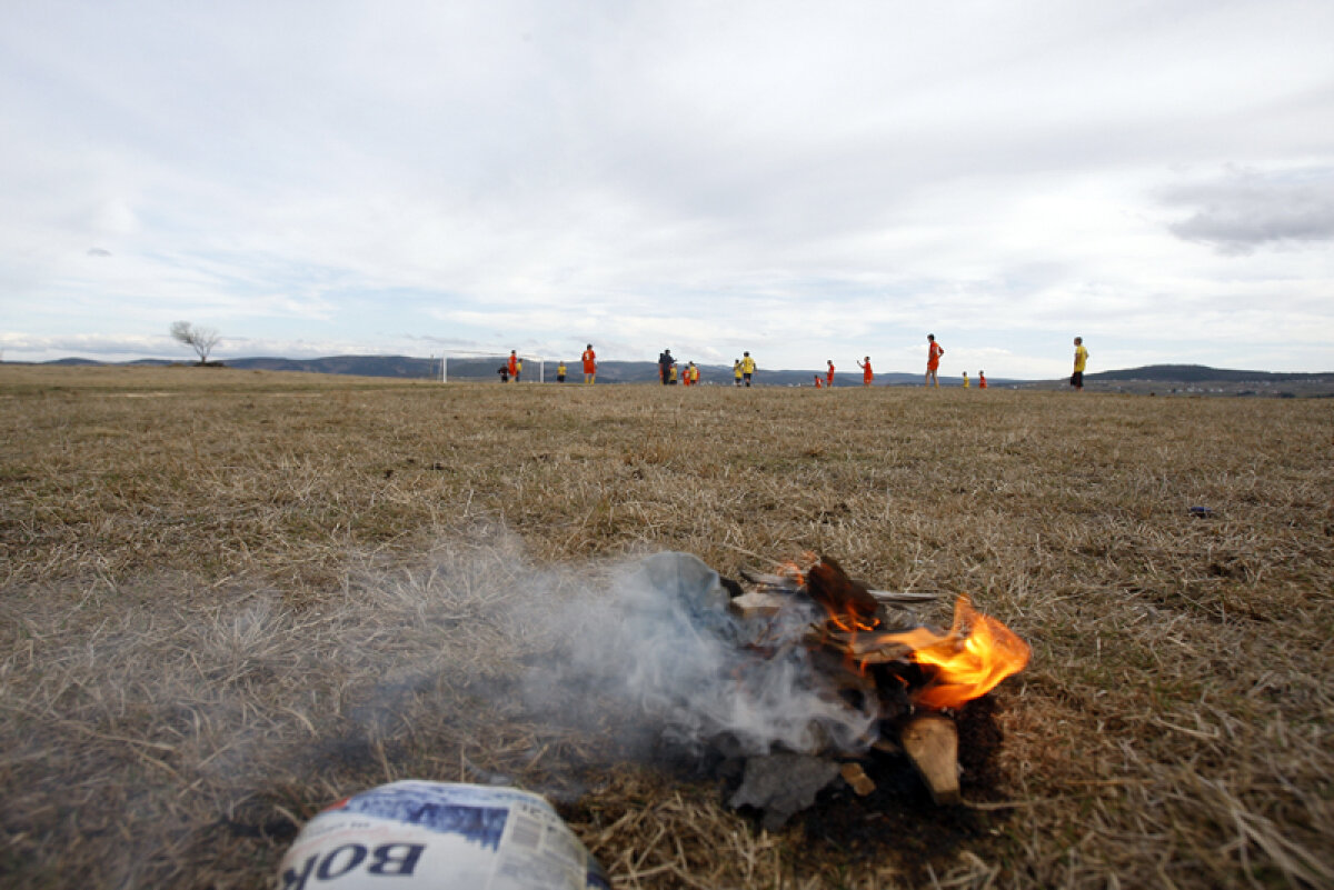 Pe acoperişul fotbalului » O echipă din Apuseni evoluează pe cel mai înalt teren din ţară, la 1.300 de metri altitudine