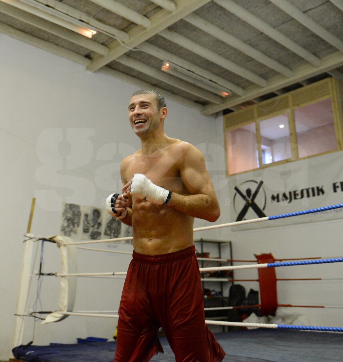 FOTO Pe înserat, la Nottingham » Bute se antrenează într-o sală desprinsă din filmele americane cu boxeri