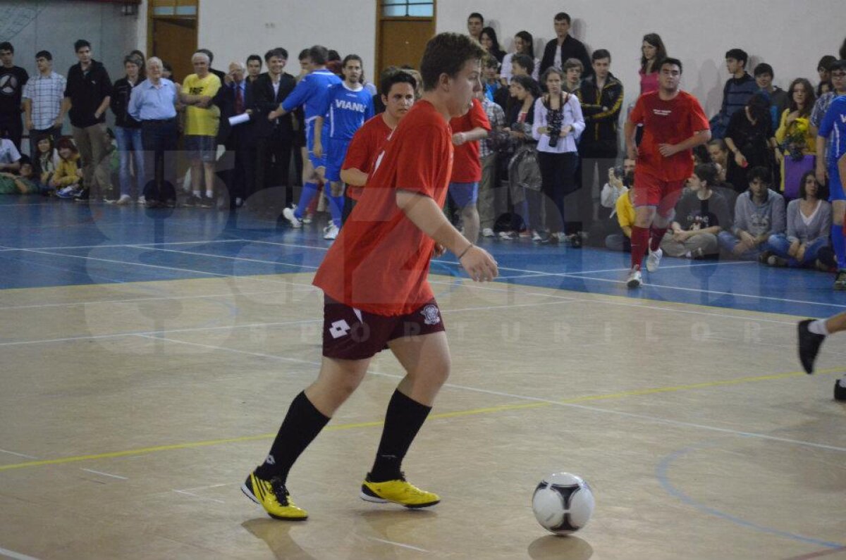 FOTO Tolontan, Badea, Crăciunescu şi Alexandru Tudor, vedetele unui meci între profesori şi elevi