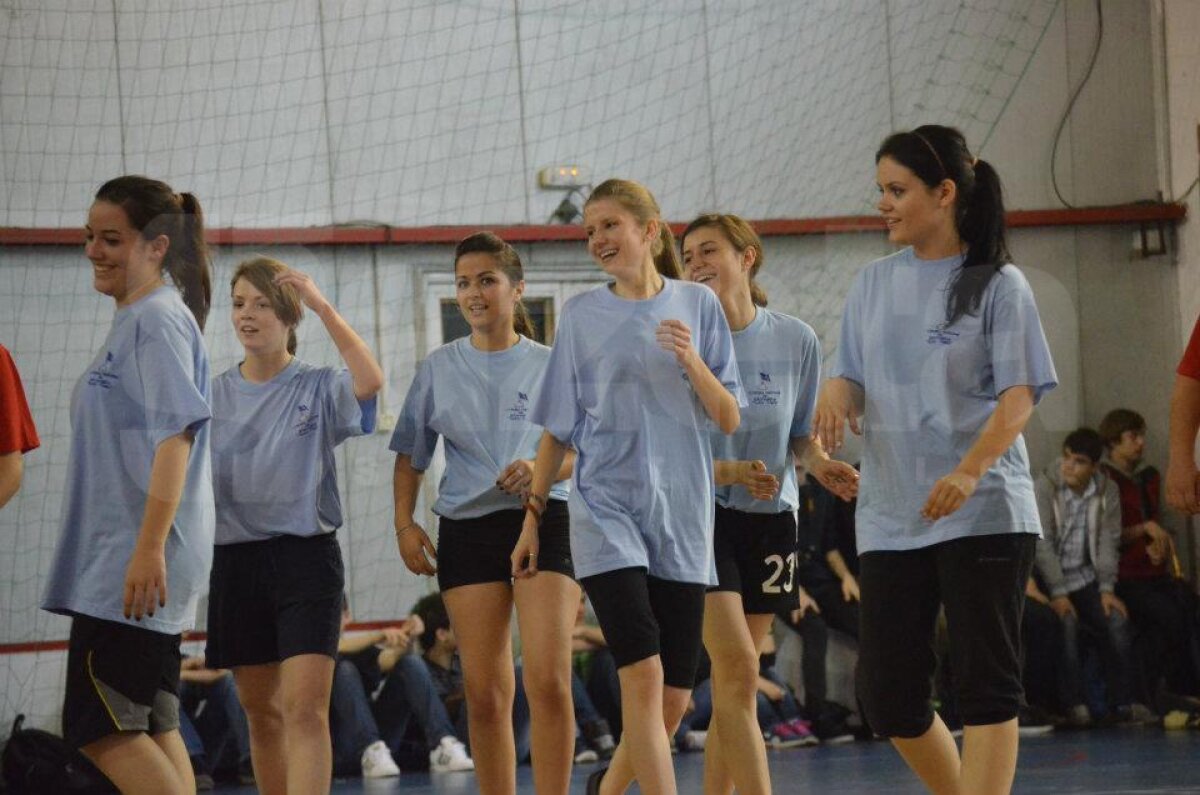 FOTO Tolontan, Badea, Crăciunescu şi Alexandru Tudor, vedetele unui meci între profesori şi elevi