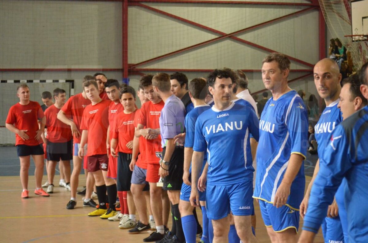 FOTO Tolontan, Badea, Crăciunescu şi Alexandru Tudor, vedetele unui meci între profesori şi elevi