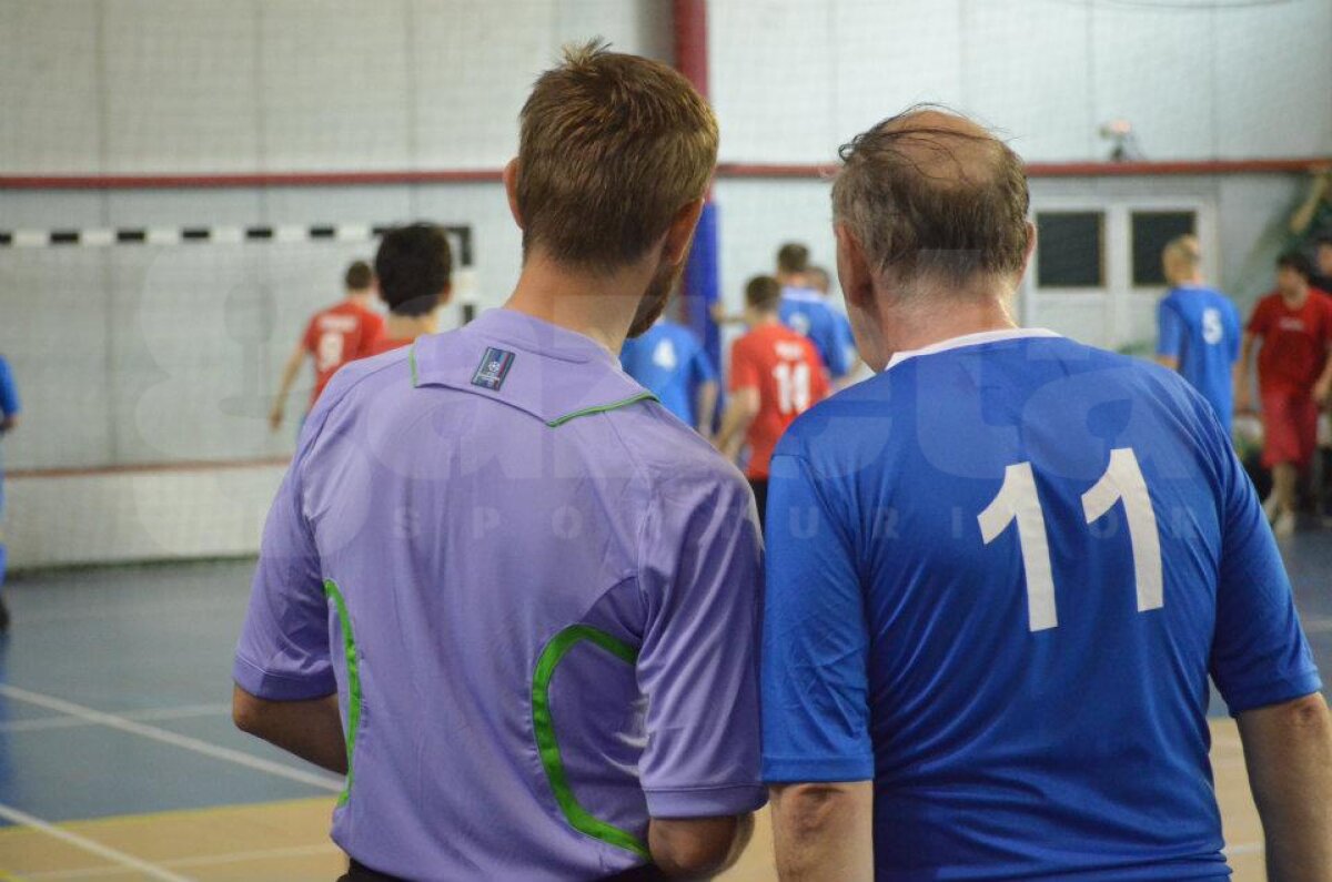 FOTO Tolontan, Badea, Crăciunescu şi Alexandru Tudor, vedetele unui meci între profesori şi elevi