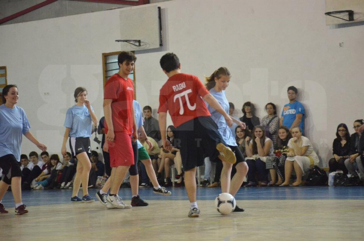 FOTO Tolontan, Badea, Crăciunescu şi Alexandru Tudor, vedetele unui meci între profesori şi elevi