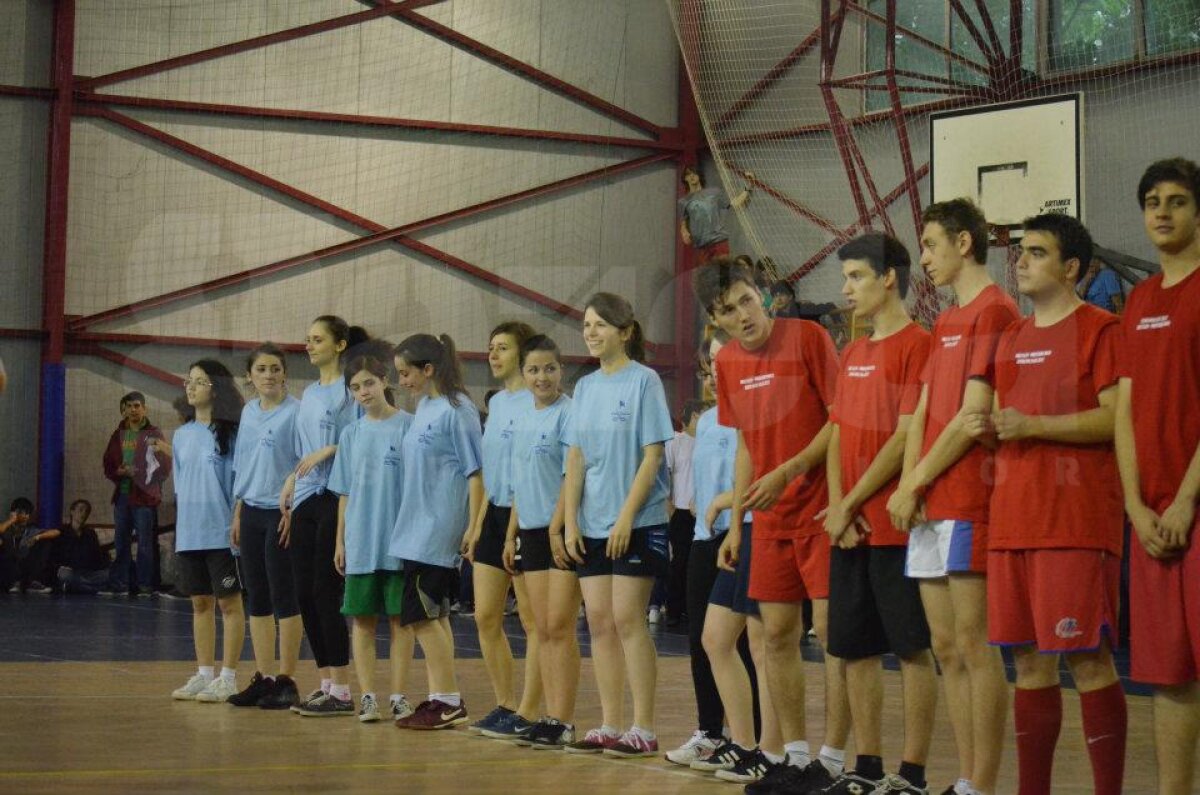 FOTO Tolontan, Badea, Crăciunescu şi Alexandru Tudor, vedetele unui meci între profesori şi elevi