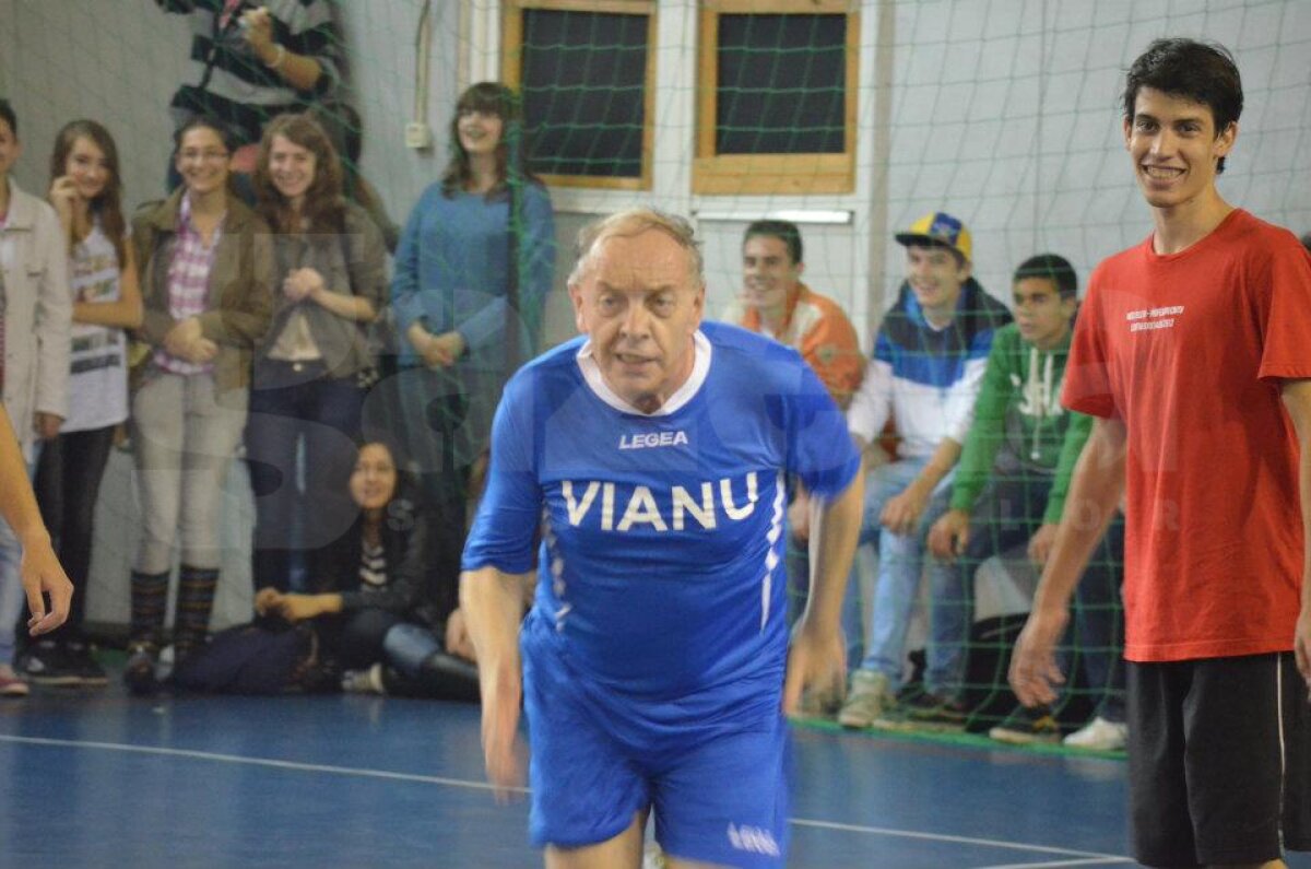 FOTO Tolontan, Badea, Crăciunescu şi Alexandru Tudor, vedetele unui meci între profesori şi elevi