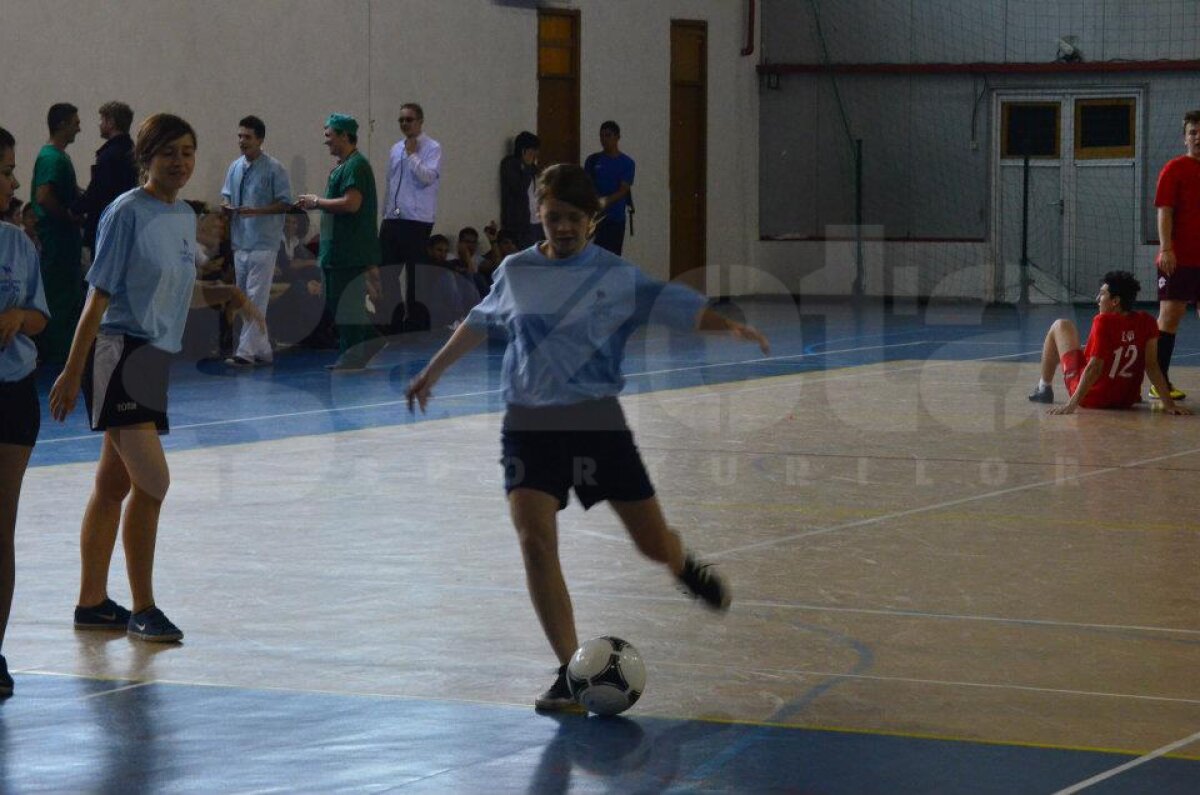 FOTO Tolontan, Badea, Crăciunescu şi Alexandru Tudor, vedetele unui meci între profesori şi elevi