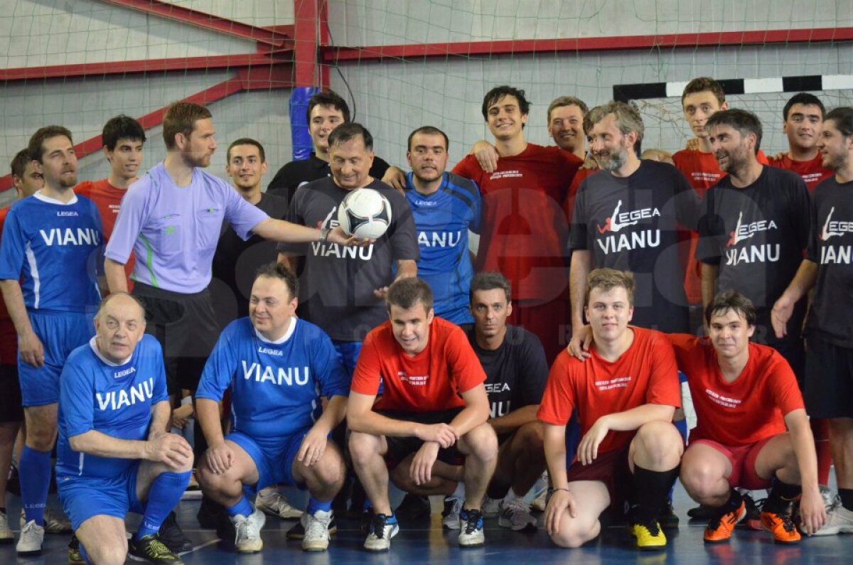 FOTO Tolontan, Badea, Crăciunescu şi Alexandru Tudor, vedetele unui meci între profesori şi elevi