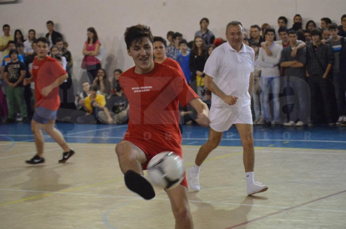 FOTO Tolontan, Badea, Crăciunescu şi Alexandru Tudor, vedetele unui meci între profesori şi elevi