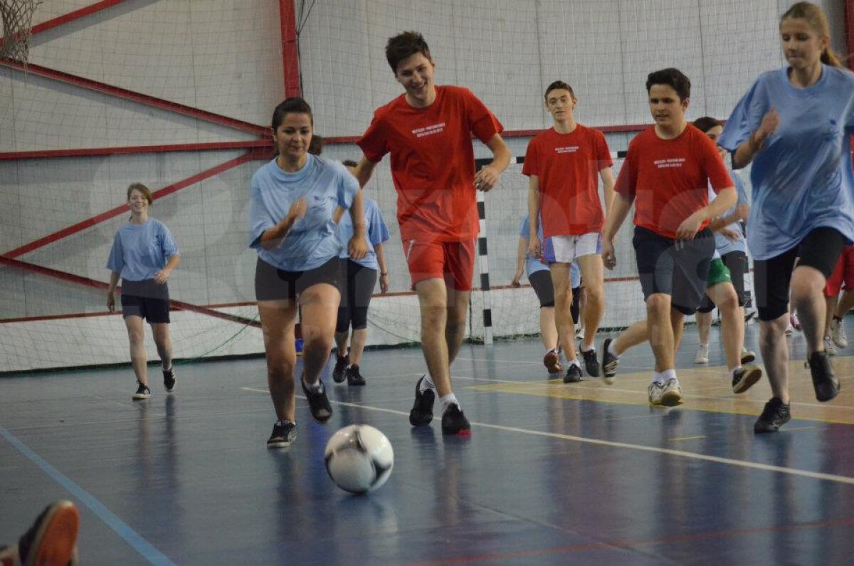 FOTO Tolontan, Badea, Crăciunescu şi Alexandru Tudor, vedetele unui meci între profesori şi elevi