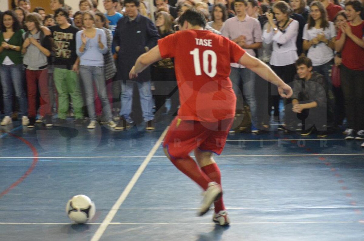 FOTO Tolontan, Badea, Crăciunescu şi Alexandru Tudor, vedetele unui meci între profesori şi elevi