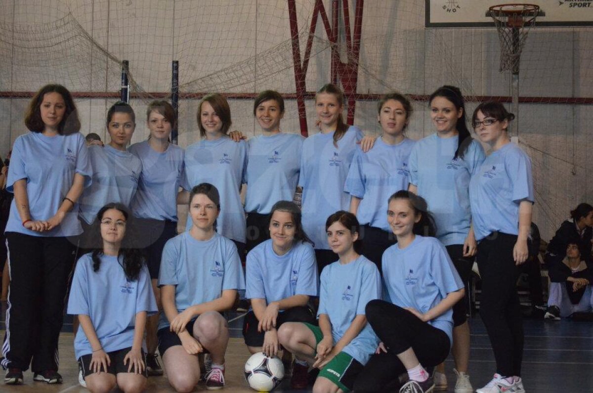 FOTO Tolontan, Badea, Crăciunescu şi Alexandru Tudor, vedetele unui meci între profesori şi elevi