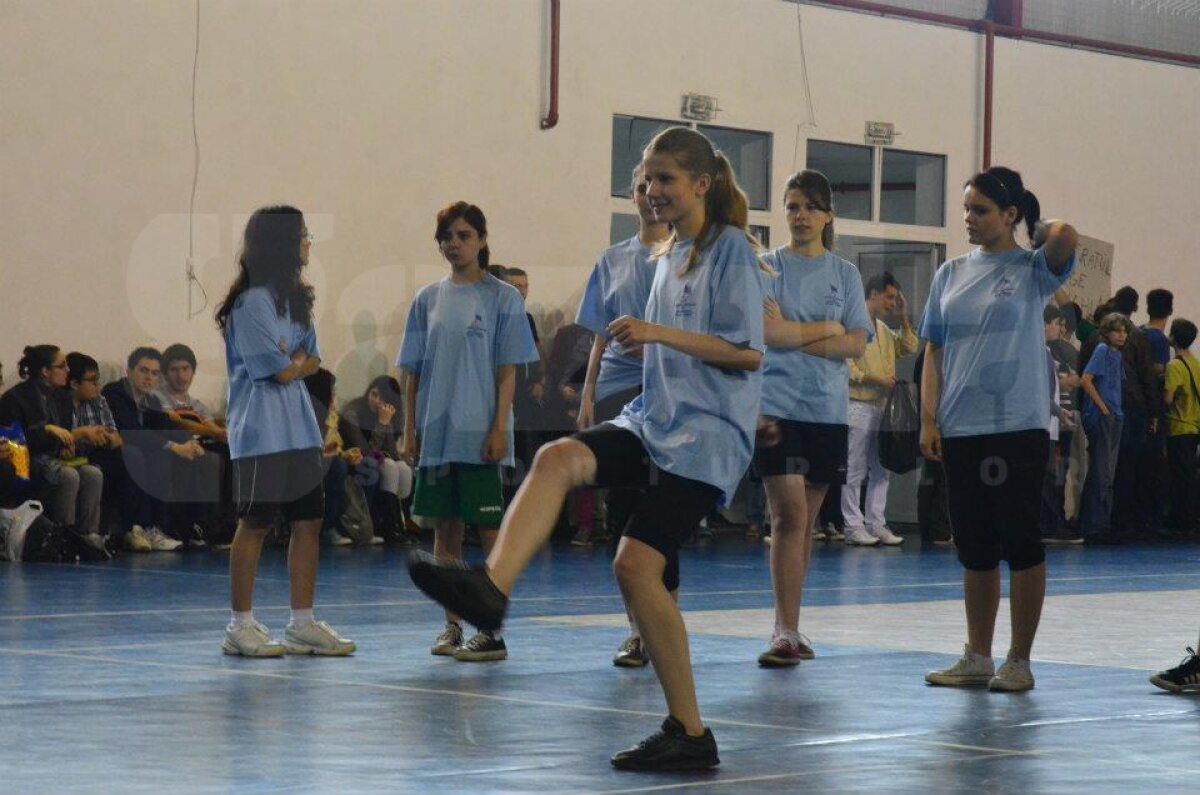 FOTO Tolontan, Badea, Crăciunescu şi Alexandru Tudor, vedetele unui meci între profesori şi elevi