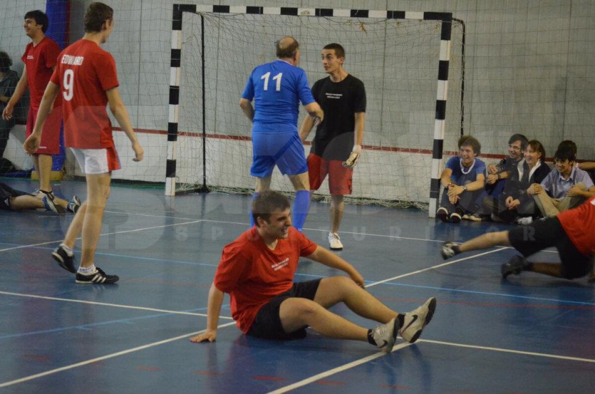 FOTO Tolontan, Badea, Crăciunescu şi Alexandru Tudor, vedetele unui meci între profesori şi elevi