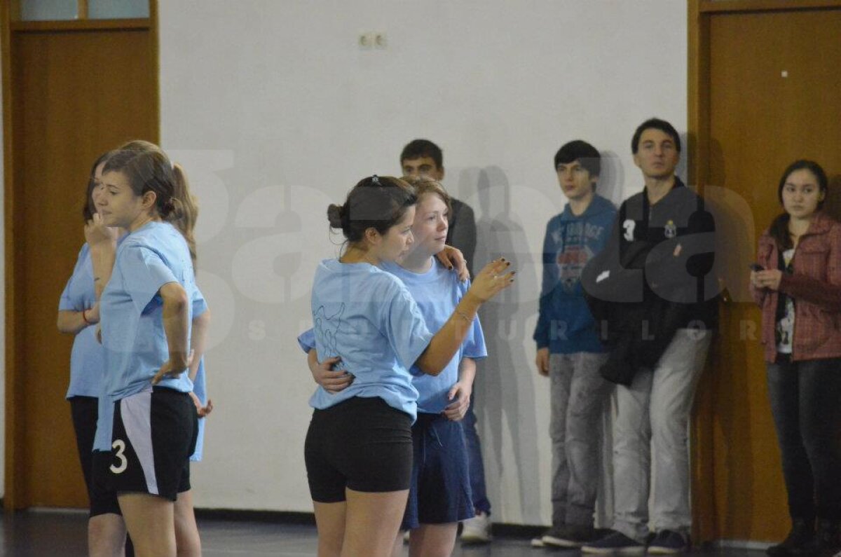 FOTO Tolontan, Badea, Crăciunescu şi Alexandru Tudor, vedetele unui meci între profesori şi elevi