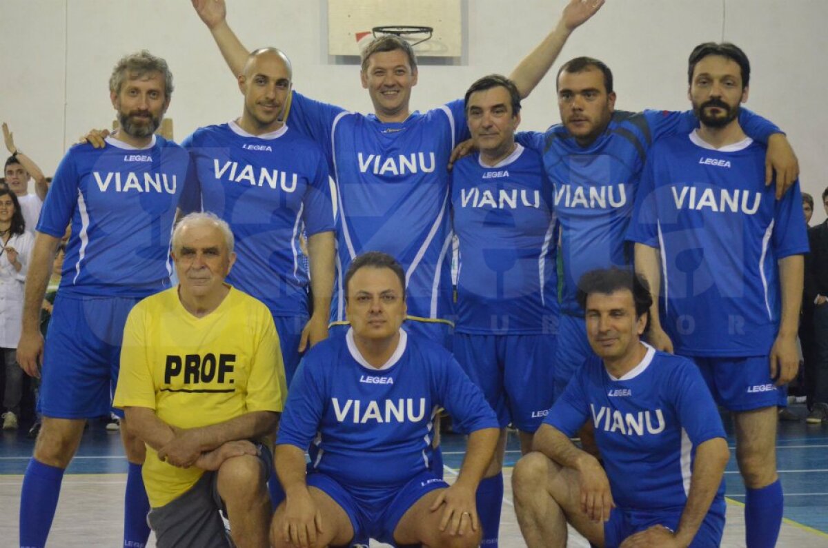 FOTO Tolontan, Badea, Crăciunescu şi Alexandru Tudor, vedetele unui meci între profesori şi elevi