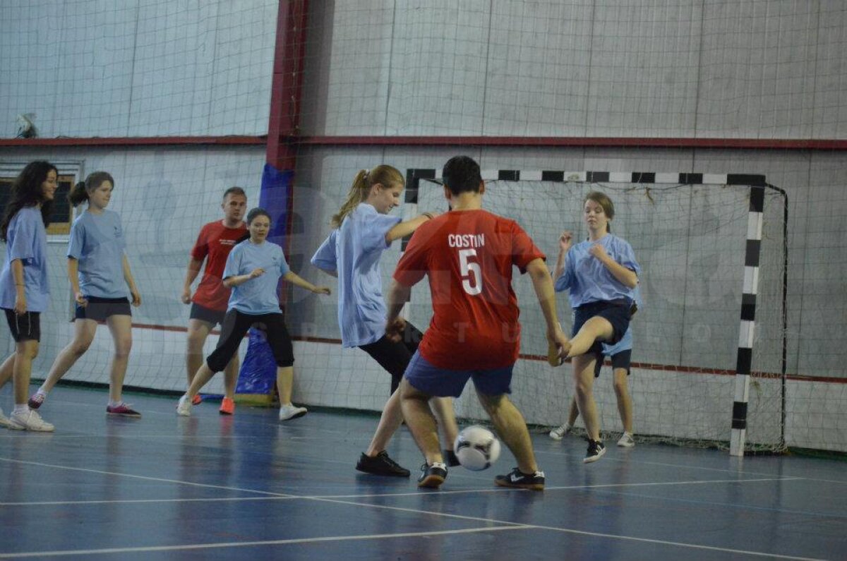 FOTO Tolontan, Badea, Crăciunescu şi Alexandru Tudor, vedetele unui meci între profesori şi elevi