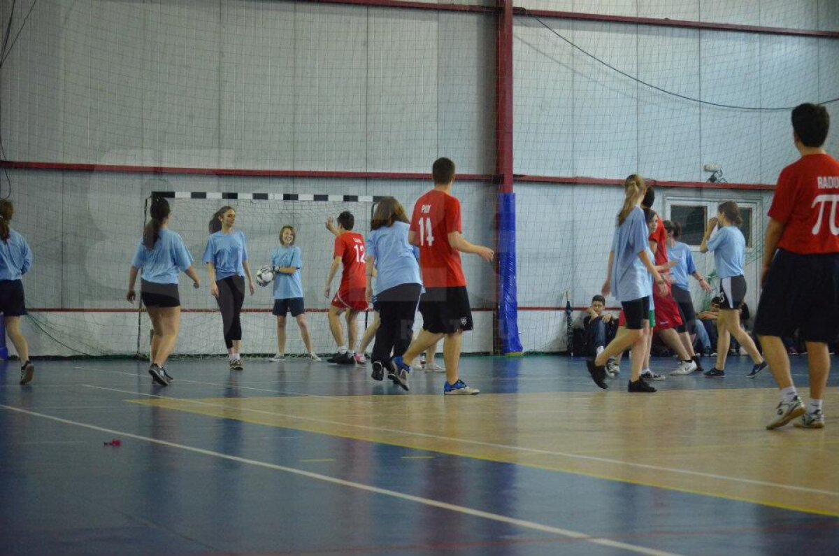 FOTO Tolontan, Badea, Crăciunescu şi Alexandru Tudor, vedetele unui meci între profesori şi elevi