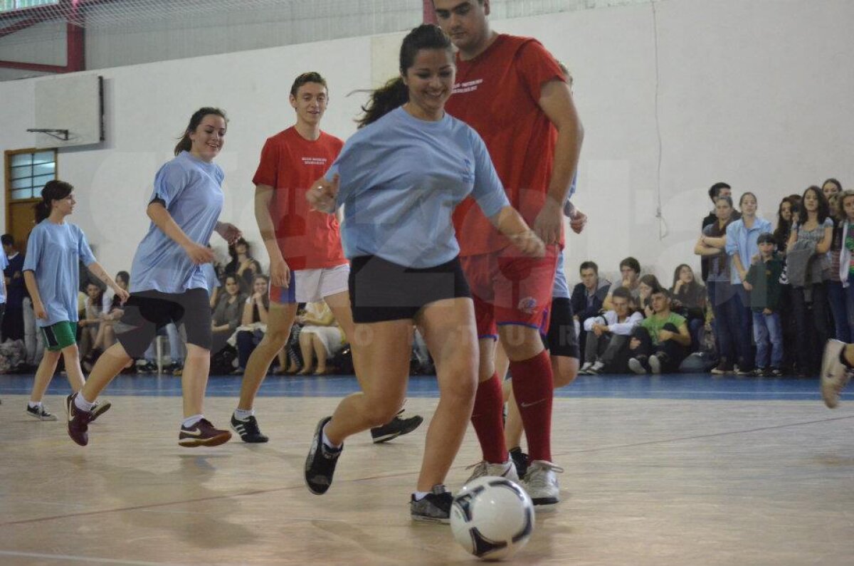 FOTO Tolontan, Badea, Crăciunescu şi Alexandru Tudor, vedetele unui meci între profesori şi elevi